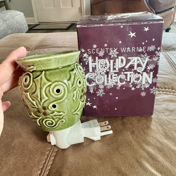 Scentsy Mini Warmer, Plug In, Holiday Collection-Holly, EUC, Incl box - Picture 4 of 5